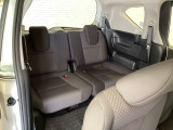 【3列目シート】しっかりした厚みの有るシートになりますので長い時間のドライブでも安心してお乗り頂けます♪