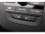 運転席と助手席に温度調整があるシートヒーターを装備しております。寒い朝はクルマに乗り込んですぐにシートヒーターを作動させれば温かさが広がり快適なドライブが始まります。