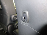 運転席シートバックには買い物袋等が掛けられる便利なフック