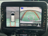 ギアを『R』に入れるとナビ画面に、まるでくもの上から覗いているような映像が映り、駐車をサポートしてくれます。