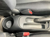 運転席横に小物が収納できるスペースがあります