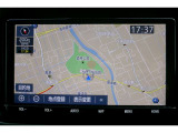 純正9インチT-Conecctナビを装備。通常のナビよりも大画面で地図や映像を見ることができます。