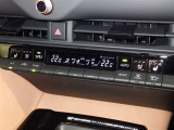 左右独立温度コントロールフルオートエアコンです。運転席、助手席それぞれで独立して温度設定ができます。冷え性の方が乗っても安心ですね♪