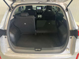 後部座席は分割でシートを倒すことができます。大きな荷物も積めます。上質で広々とした室内だから、みんなが心地よく車内で快適に過ごせます♪