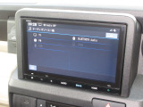ナビゲーションは純正8インチメモリーナビ(VXM-245ZFEi)を装着しております。AM、FM、Bluetooth、フルセグTVがご使用いただけます。初めて訪れた場所でも安心ですね!