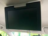 【フリップダウンモニター】大画面モニターで後席でもエンタメをお楽しみいただけます。小さなお子様にも大人気の装備です♪