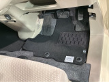 新品の純正フロアマット付きです。ドライブの際に気分良く乗って頂けます。