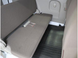 簡易的な後席シートもございます!短距離移動なら申し分ないクッションです!