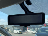 車両後方のカメラ映像を映し出し、車内の状況や、天候などに影響されずいつでもクリアな後方視界が得られるインテリジェントル-ムミラ-が装備されております。