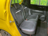 後部座席も気になるようなキズ・汚れやへたり等、大きなダメージはなく、良好な状態です。