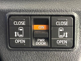 【両側パワースライドドア】スマートキーや運転席のスイッチで後席両側スライドドアの開閉が可能♪電動だから力を入れてドアを開ける必要が無く、小さなお子様でも簡単に開け閉めでき快適です♪