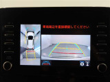 パノラミックビューモニター付きです。車両を上から見たような映像をモニター画面に表示。運転席からの目視では見にくい、車両周辺の状況をリアルタイムでしっかり確認できます。