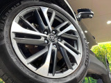 【純正アルミホイール】外観にマッチした純正アルミホイールを装着しております。各種社外アルミホイールや、スタッドレスタイヤも取扱いしております。是非ご相談ください♪