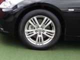 純正17インチアルミ付きです。上質かつお手入れのしやすいデザイン