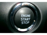 プッシュスタート付き。スマートキーを携帯していればキーを取り出さずにドアを施錠&解錠。クルマの始動も可能です。