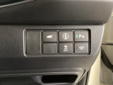 Hondaセンシング用の、VSA(ABS+TCS+横滑り抑制)解除と路外逸脱抑制機能のオンオフスイッチなどはハンドルの右側に装備しています。