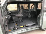 助手席側はピラーレス仕様の大開口で、荷物の積み降ろしをスムーズに行えます。