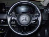 ハンドル左側にはオーディオ操作が出来るオーディオリモートコントロールスイッチ、右側にはHonda SENSINGとオートクルーズコントロールのスイッチを装備!