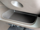 運転席周辺の収納も充実したドライバーズロアポケット。細かな使い勝手にも配慮されています。