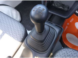 操作性の良い5速MTフロアシフトレバーです