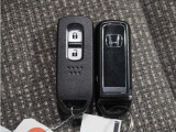 【スマートキー&プッシュエンジンスタート】ポケットやバックなどにキーを入れたまま探さなくてもロックの施錠、開錠、エンジンスタートも出来ます。