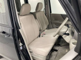 ベンチシートは、背もたれと座面が広く開放的です。また、助手席から運転席に移動がスムーズに行えます。
