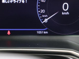 走行距離は1,051km。メーター内に明確に表示され、車両状態の把握がしやすくなっています。