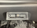 ハンドルの真下にETCがついています。高速道路の料金所の通過も楽々です。 カードの取り出しもしやすい場所についています。