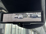 インテリジェントルームミラー☆後席に乗っている人や、大きな荷物を載せていると見にくくなりがちな後方視界。。こちらは車両後方のカメラ映像をミラーに映すので、天候にも影響されないクリアな後方視界を実現☆