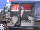 大人4名がゆったりと座れて、さらに荷物もたっぷり積めます。積載する荷物に応じて簡単にアレンジできるシートで後席は前後スライドも可能です。後席左側オートスライドドアやオートクロージャーもうれしいですね。