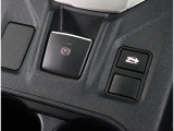 パーキングブレーキをスイッチひとつで作動・解除できる電動パーキングブレーキ。発進時はシートベルトをしていればアクセルを踏むだけで解除できます。