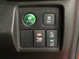 Hondaセンシング用の、VSA(ABS+TCS+横滑り抑制)解除と路外逸脱抑制機能のオンオフスイッチなどはハンドルの右側に装備しています。燃費に役立つECONボタンもここです。