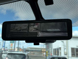 スマートルームミラーも付いています。後方ピラーや荷物、後席に同乗している方や曇りなど視界が遮られた場合でも後方カメラからの映像で安全確認をすることができます。
