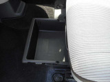 助手席の下にシートアンダートレイ。ちょっとした小物を入れるのに便利です。