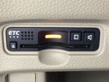 ハンドルの左下にETCがついています。高速道路の料金所の通過も楽々です。 カードの取り出しもしやすい場所についています。