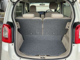 バックドアは大きく開きます。定員乗車時でも十分広いラゲッジスペースを確保しています。