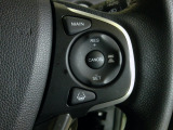 ハンドル右側にはクルーズコントロールのスイッチが装備され運転中の操作も安心して行えます!