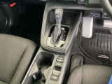 シンプルでとても使いやすいフロアシフトに、パーキングブレーキは電子制御パーキングブレーキです。
