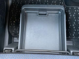 助手席シートの座椅子の下にシートアンダーボックスがあり、収納に便利です。