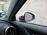 アウディサイドアシスト『後方の死角を並走する車両を検知しドアミラーの内側のLEDが点灯。ドライバーに注意を促し事故を未然に防ぐシステムです。』