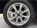 アルミホイール付き!「純正」なので車のデザインともマッチしています。お洒落は足元から。。。といいますから♪