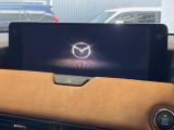 【12.3インチマツダコネクト】車内の雰囲気にマッチした大型ディスプレイ。スマホ接続でのナビ使用やBluetooth再生等、様々な機能が楽しめます。直感的なダイヤル操作が可能で、使い勝手も良好です。