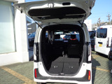 【カーゴスペース】背もたれを前に倒すとカーゴスペースと繋がり、長いお荷物も積載出来ます!左右別々に可倒するので人数やお荷物に合わせて使用出来ます