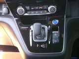 e-POWERならではの、スタイリッシュなシフトノブ周りが非常にかっこいいですね。