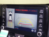 後方の見える安心をお届けするバックガイドモニター付:バックするときのアシストラインもあって楽々バック!車庫入れや縦列駐車をサポートし、苦手な駐車も安心です!今やもう手放せない装備ですネ♪