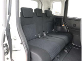 リアシートも厚く、長時間の移動もらくらくです!車種によってはラゲージスペースやトランクへのアクセスも可能!乗り心地・使い勝手共に充実です!!