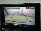 駐車が苦手な方でも安心のバックガイドモニター搭載。 後方の映像をクリアに表示し、ガイドラインで車庫入れや縦列駐車をしっかりサポート。毎日の運転がぐっとラクになります。