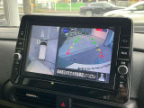 空から見たような映像で駐車ができるアラウンドビューモニター。ひと目でわかるセンサーに前後の衝突被害軽減ブレーキ付き。