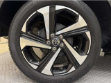 アルミホイール付き!「純正」なので車のデザインともマッチしています。お洒落は足元から。。。といいますから♪