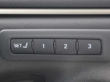 ポジションメモリー付シートです。シートやステアリング、ドアミラーの位置を記録しておくことが出来るのでご家族や複数の方で車を乗られる方には便利な機能です。